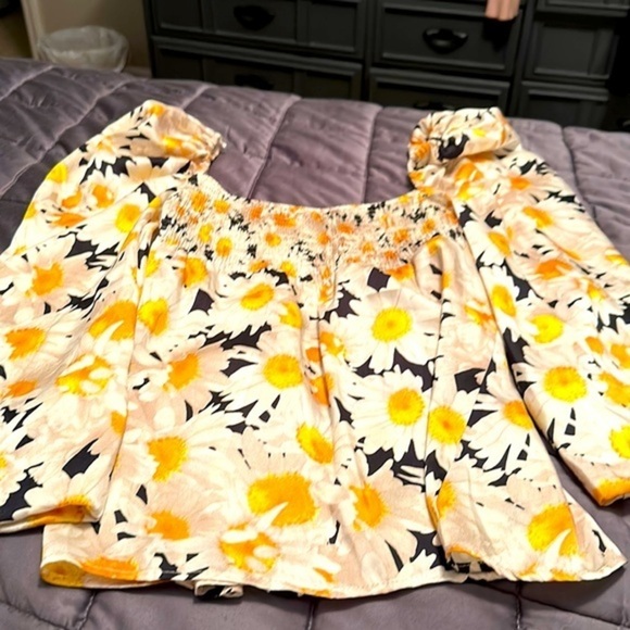 ZARA - Beautiful Gathered or Off-Shoulder Blouse - S - EUC - - Picture 5 of 5